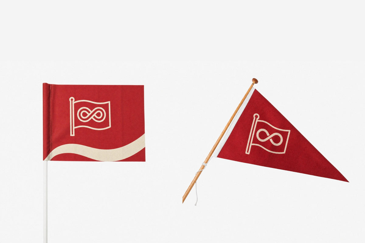 Golfvlag met eigen logo op een witte vlaggenstok naast een driehoekige bootvlag aan een houten stok