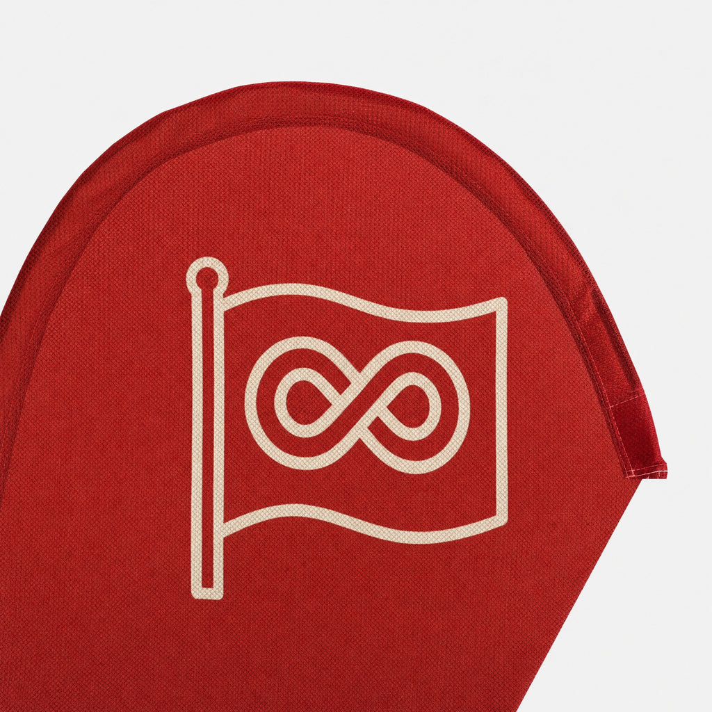 Dettaglio della sommità arrotondata della beach flag Drop, con il logo nitido sul poliestere tessuto