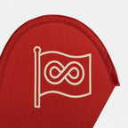 Dettaglio della sommità arrotondata della beach flag Drop, con il logo nitido sul poliestere tessuto