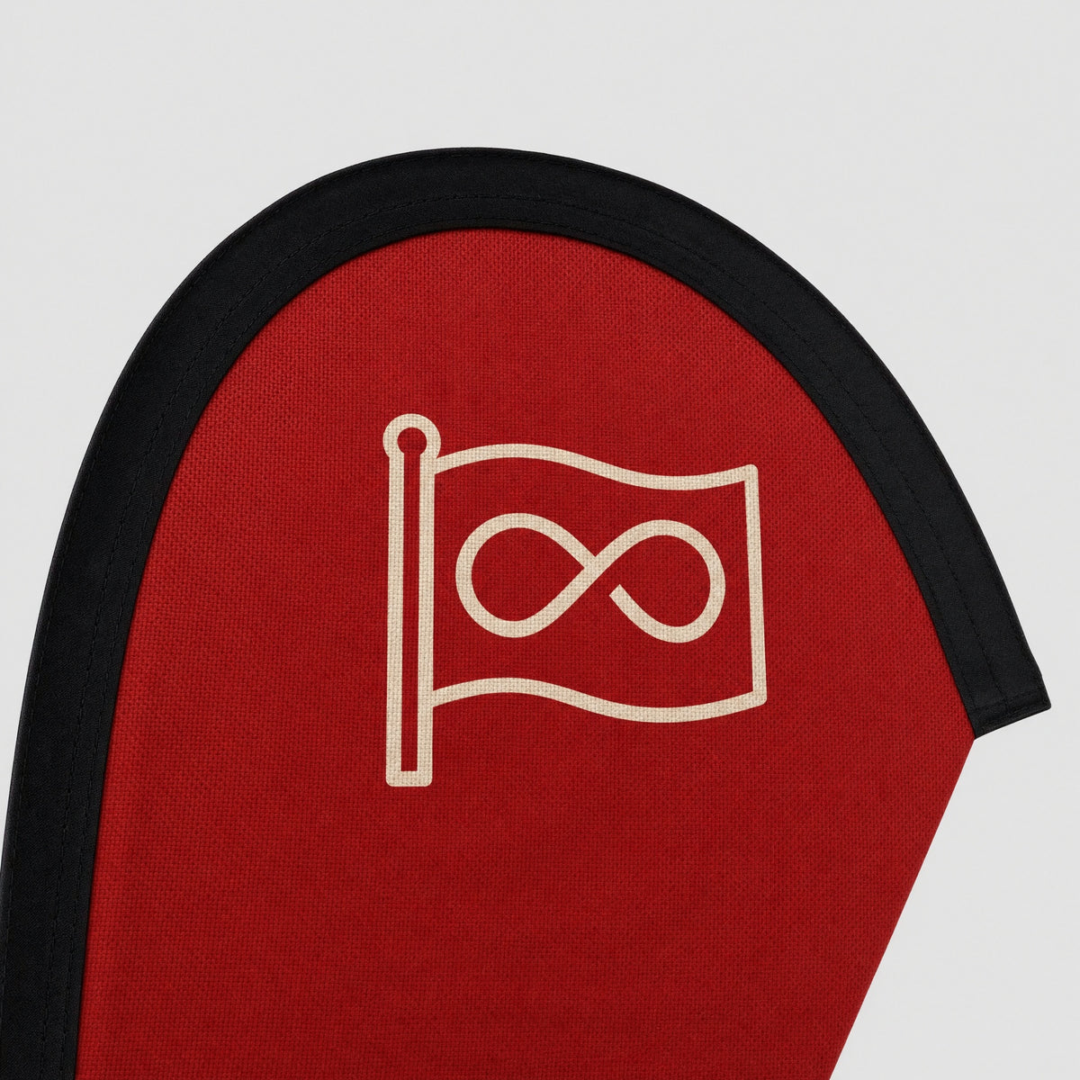 Dettaglio della beach flag Drop con bordatura nera lungo il bordo arrotondato