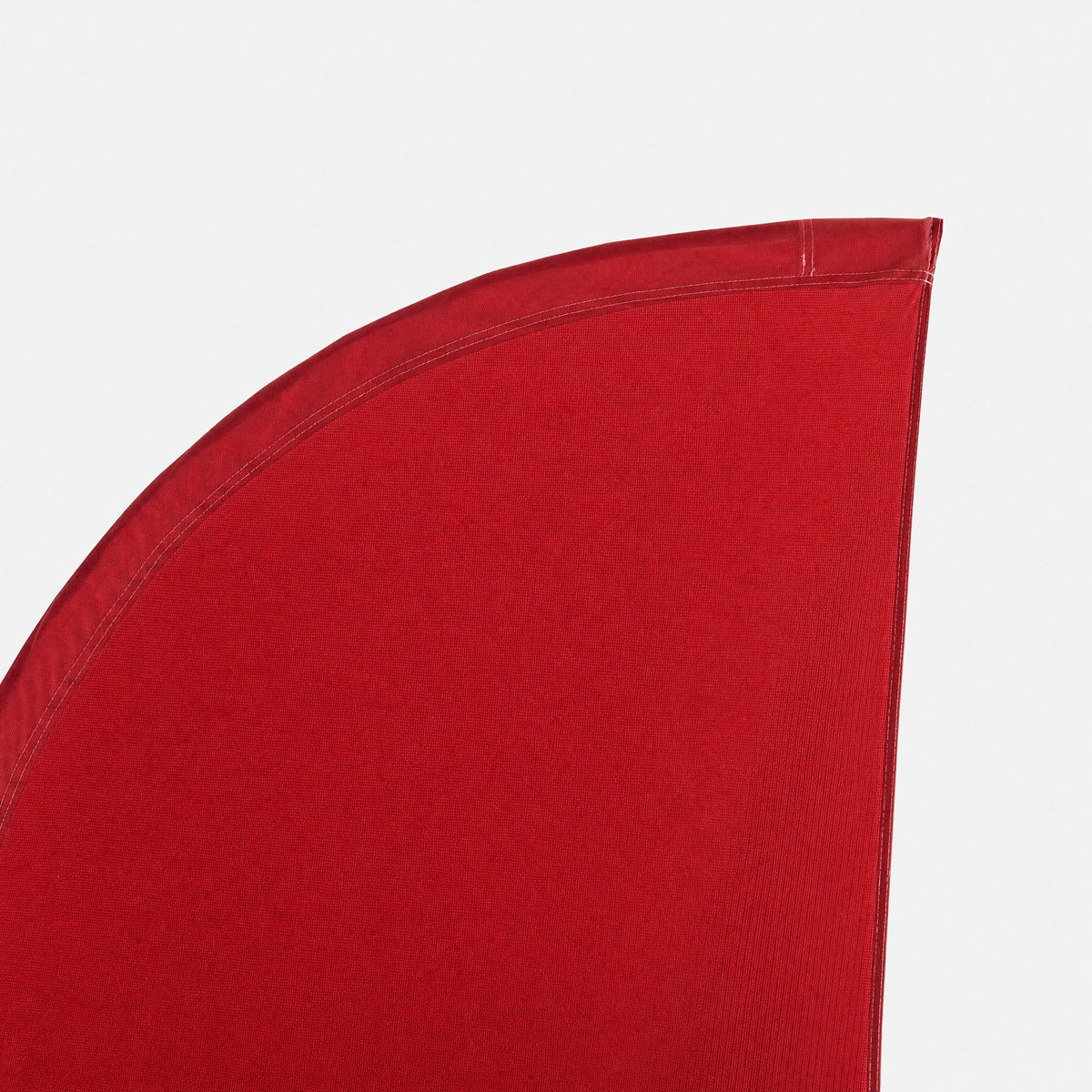 Dettaglio dell’angolo superiore della beach flag Straight: poliestere tessuto e orlo cucito con cura