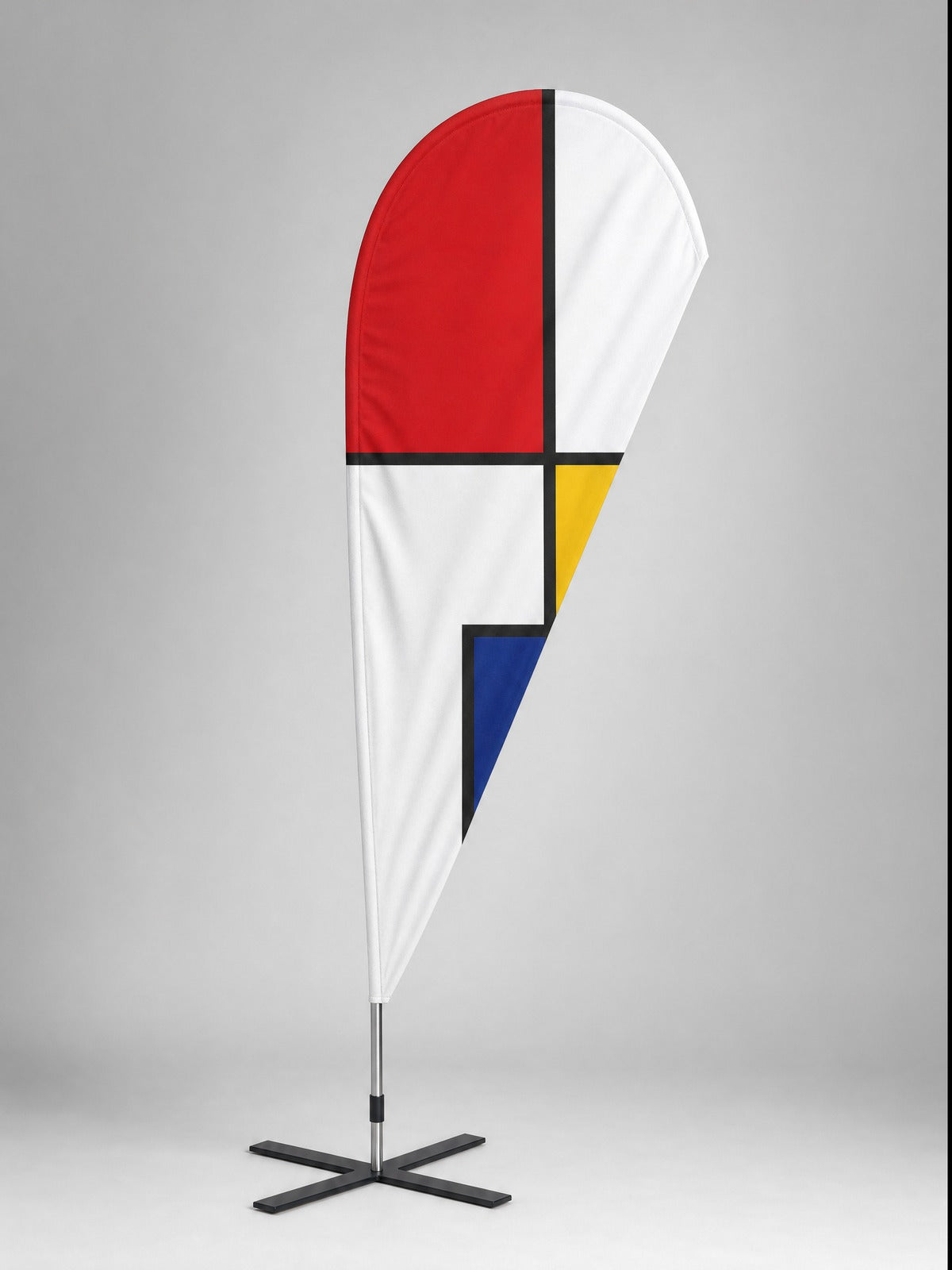 Beachflag in druppelvorm met een eigen ontwerp, op een zwarte kruisvoet