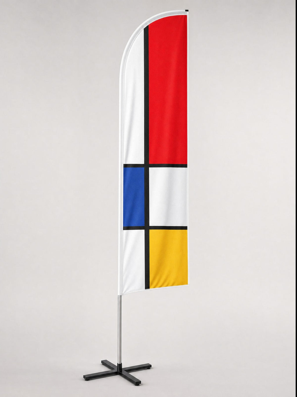 Beachflag in veervorm met een eigen ontwerp, op een zwarte kruisvoet