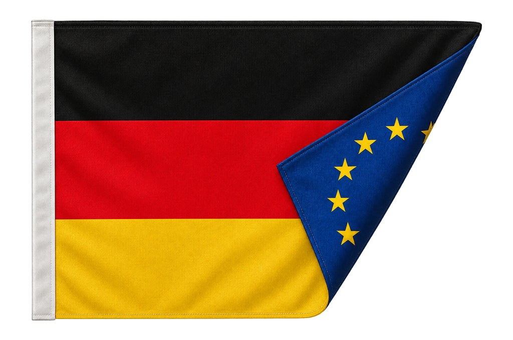Doppelseitige Flagge mit der Deutschlandflagge auf der Vorderseite und der Europaflagge auf der Rückseite, Ecke umgeschlagen: zwei getrennte Drucke, beide Seiten lesbar