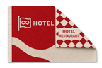 Bandiera a due lati con un angolo ripiegato: il fronte è rosso con un logo e un’onda, sotto la piega appare una stampa del tutto diversa, un motivo a rombi rosso e crema con la scritta HOTEL RESTAURANT. Ogni lato è stampato separatamente e si legge normalmente da entrambi i lati, non a specchio