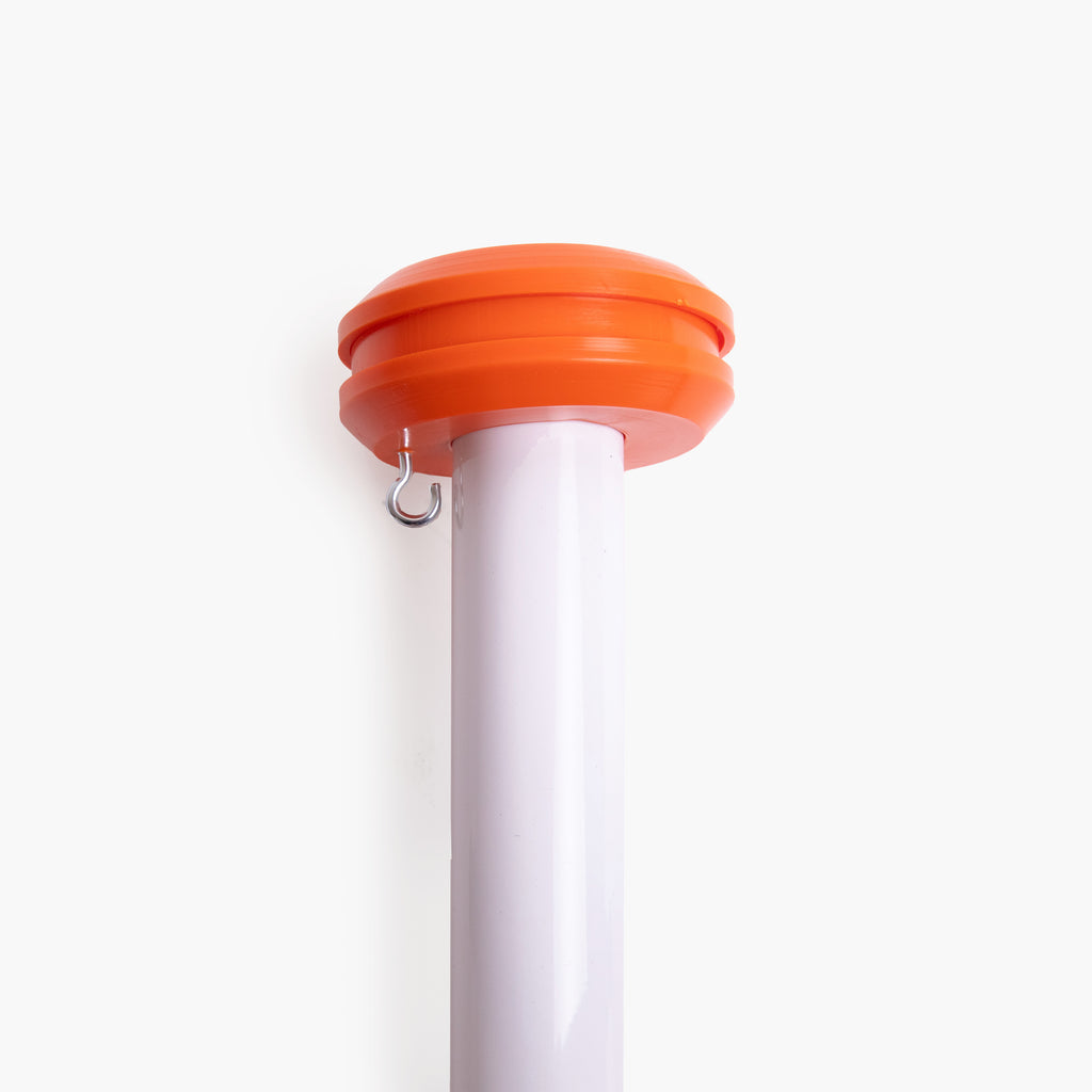 Cima dell’asta da facciata bianca da 200 cm, con tappo arancione in plastica e occhiello per la bandiera